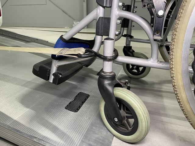 福祉装置の修理・点検も専門スタッフがサポート。遠方の方には福祉車両取扱士の資格を持つ近隣整備工場をご紹介します。（車いす固定装置、ストレッチャー対応も）