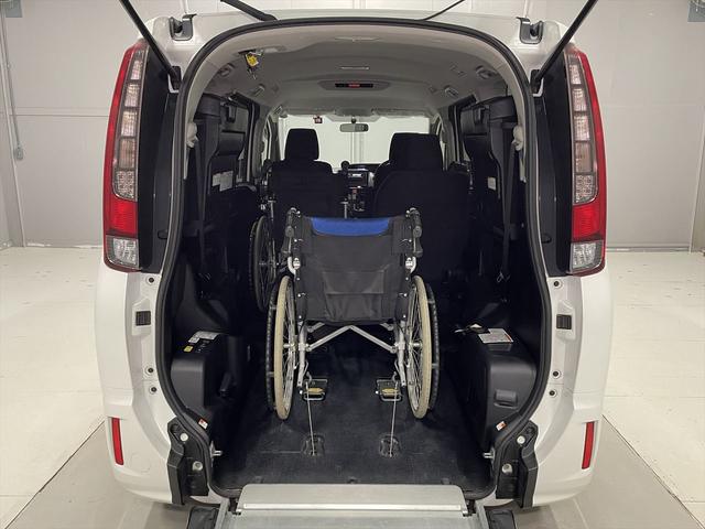 清掃には一切妥協しません。福祉装置は分解清掃を実施。全車両、車専用の業務用消臭・除菌剤を使用し、清潔な中古福祉車両をお届けします。