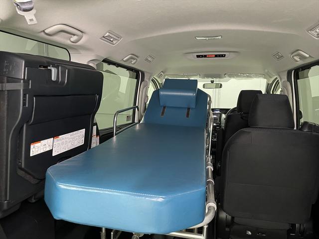 ストレッチャーを搭載できます。専用でないストレッチャーの固定に関してはスタッフにお尋ねください。※ストレッチャーは付属しておりません。