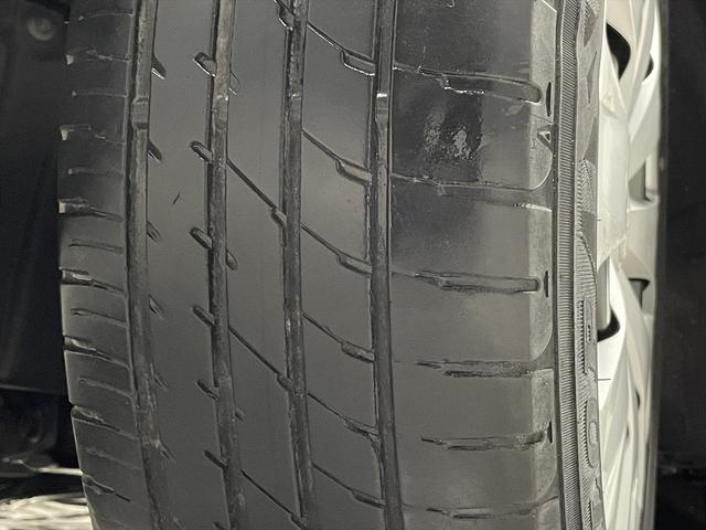 一般店では希少な福祉車両部品を豊富に在庫。車いす固定装置なども迅速に交換し、修理期間を短縮。介護タクシーやデイサービス事業用車両の急な修理も、福祉車両のたすかるへ！