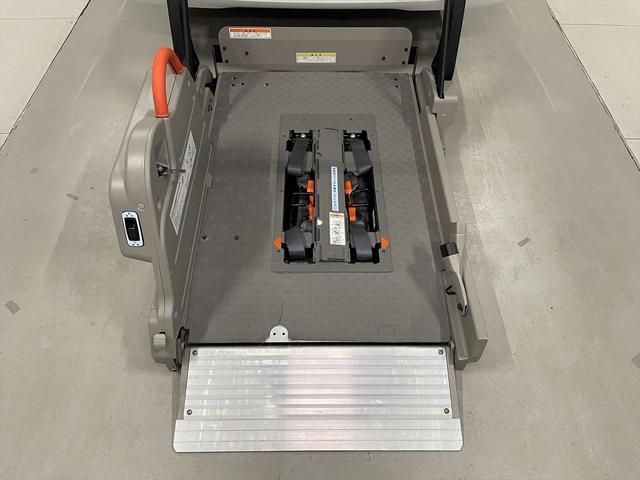 ＮＶ３５０キャラバンバン 　福祉車両・電動リフター・２台積・走行８８千Ｋ・エマージェンシーブレーキ・左オートステップ・ＰＶガラス・アシストグリップ・キーレス・ストレッチャー乗車カノウ・電動車イス固定装置２台・車いす収納スペース（7枚目）