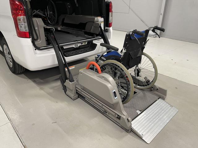 ＮＶ３５０キャラバンバン 　福祉車両・電動リフター・２台積・走行８８千Ｋ・エマージェンシーブレーキ・左オートステップ・ＰＶガラス・アシストグリップ・キーレス・ストレッチャー乗車カノウ・電動車イス固定装置２台・車いす収納スペース（9枚目）