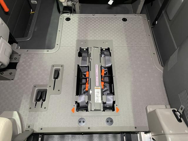ＮＶ３５０キャラバンバン 　福祉車両・電動リフター・２台積・走行８８千Ｋ・エマージェンシーブレーキ・左オートステップ・ＰＶガラス・アシストグリップ・キーレス・ストレッチャー乗車カノウ・電動車イス固定装置２台・車いす収納スペース（11枚目）
