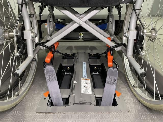 ＮＶ３５０キャラバンバン 　福祉車両・電動リフター・２台積・走行８８千Ｋ・エマージェンシーブレーキ・左オートステップ・ＰＶガラス・アシストグリップ・キーレス・ストレッチャー乗車カノウ・電動車イス固定装置２台・車いす収納スペース（13枚目）