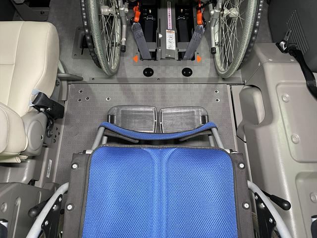 ＮＶ３５０キャラバンバン 　福祉車両・電動リフター・２台積・走行８８千Ｋ・エマージェンシーブレーキ・左オートステップ・ＰＶガラス・アシストグリップ・キーレス・ストレッチャー乗車カノウ・電動車イス固定装置２台・車いす収納スペース（17枚目）