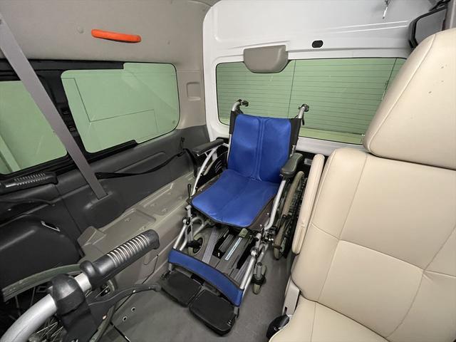 ＮＶ３５０キャラバンバン 　福祉車両・電動リフター・２台積・走行８８千Ｋ・エマージェンシーブレーキ・左オートステップ・ＰＶガラス・アシストグリップ・キーレス・ストレッチャー乗車カノウ・電動車イス固定装置２台・車いす収納スペース（19枚目）