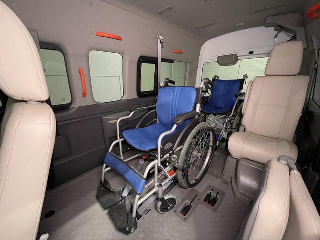 ＮＶ３５０キャラバンバン 　福祉車両・電動リフター・２台積・走行８８千Ｋ・エマージェンシーブレーキ・左オートステップ・ＰＶガラス・アシストグリップ・キーレス・ストレッチャー乗車カノウ・電動車イス固定装置２台・車いす収納スペース（21枚目）