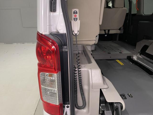 ＮＶ３５０キャラバンバン 　福祉車両・電動リフター・２台積・走行８８千Ｋ・エマージェンシーブレーキ・左オートステップ・ＰＶガラス・アシストグリップ・キーレス・ストレッチャー乗車カノウ・電動車イス固定装置２台・車いす収納スペース（30枚目）