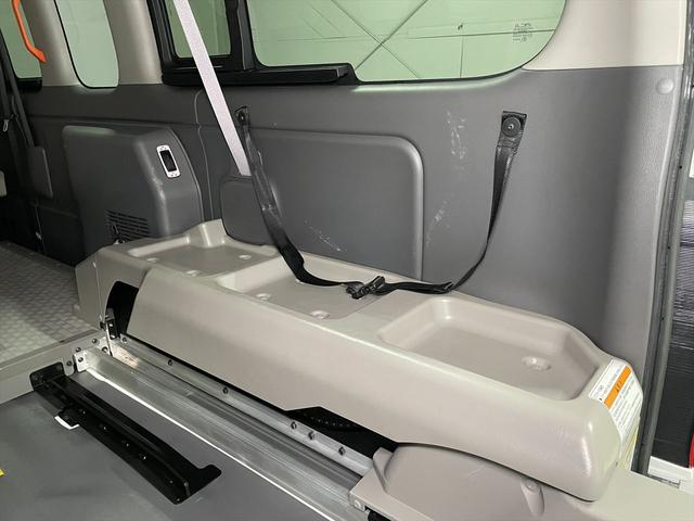 ＮＶ３５０キャラバンバン 　福祉車両・電動リフター・２台積・走行８８千Ｋ・エマージェンシーブレーキ・左オートステップ・ＰＶガラス・アシストグリップ・キーレス・ストレッチャー乗車カノウ・電動車イス固定装置２台・車いす収納スペース（31枚目）