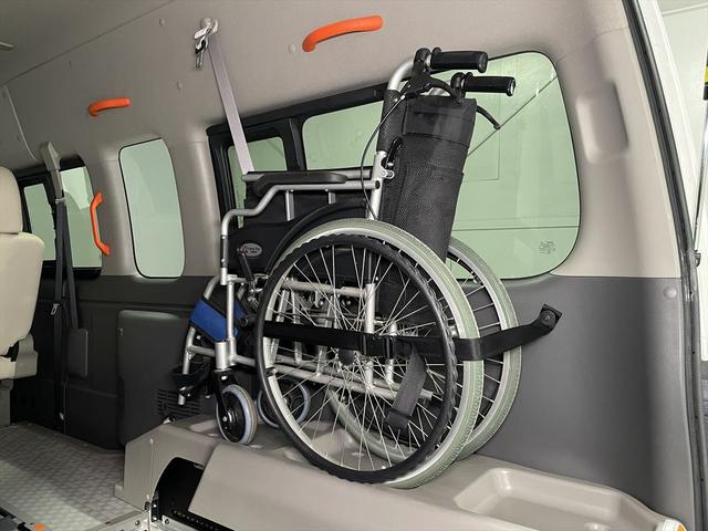 ＮＶ３５０キャラバンバン 　福祉車両・電動リフター・２台積・走行８８千Ｋ・エマージェンシーブレーキ・左オートステップ・ＰＶガラス・アシストグリップ・キーレス・ストレッチャー乗車カノウ・電動車イス固定装置２台・車いす収納スペース（32枚目）