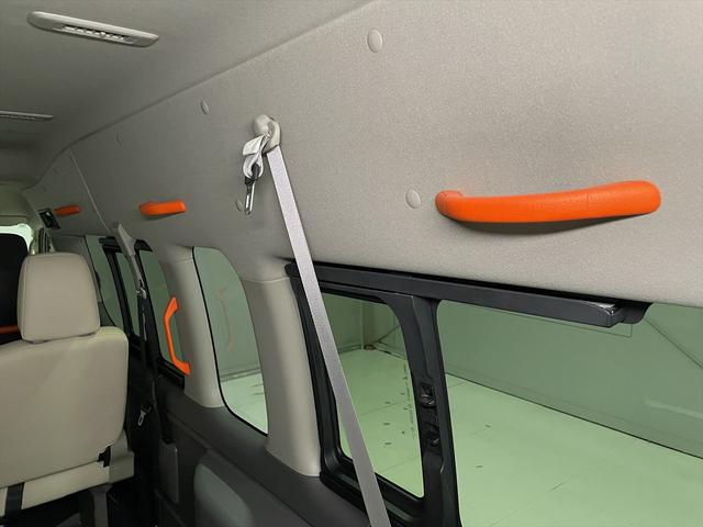 ＮＶ３５０キャラバンバン 　福祉車両・電動リフター・２台積・走行８８千Ｋ・エマージェンシーブレーキ・左オートステップ・ＰＶガラス・アシストグリップ・キーレス・ストレッチャー乗車カノウ・電動車イス固定装置２台・車いす収納スペース（33枚目）