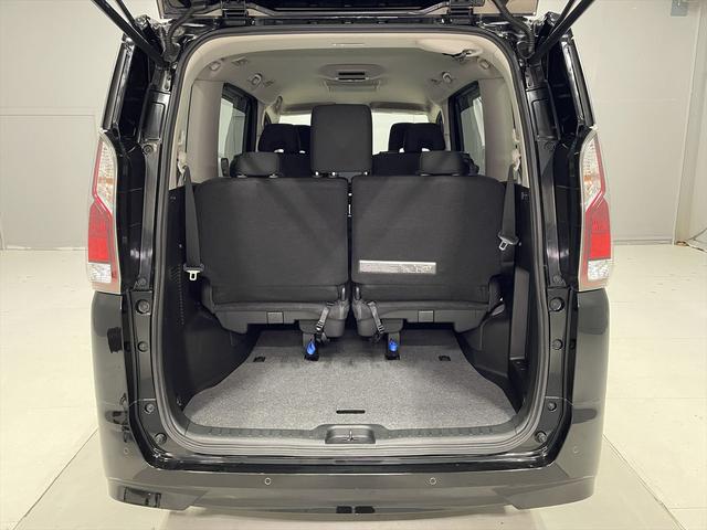 セレナ 福祉車両・助手席リフトUPシート・8人乗・S-HV・エマージェンシーブレーキ・左オートステップ・社外アルミ・フリップダウンモニター・左右電動スライドドア・プッシュスタート・インテリジェントキー・TV(3枚目)