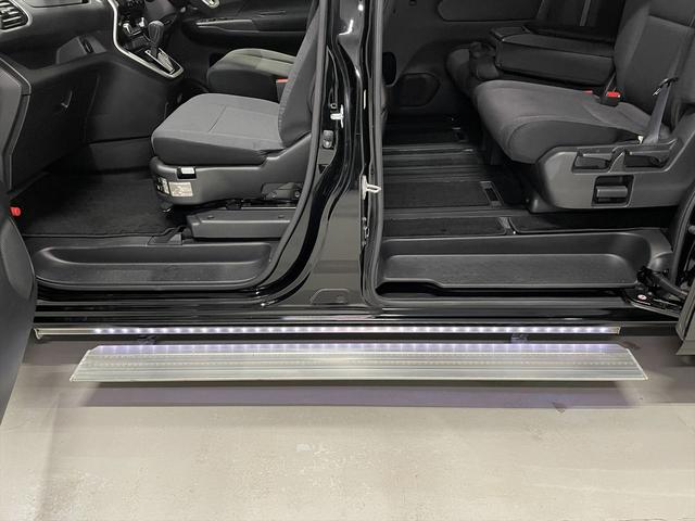 セレナ 福祉車両・助手席リフトUPシート・8人乗・S-HV・エマージェンシーブレーキ・左オートステップ・社外アルミ・フリップダウンモニター・左右電動スライドドア・プッシュスタート・インテリジェントキー・TV(7枚目)