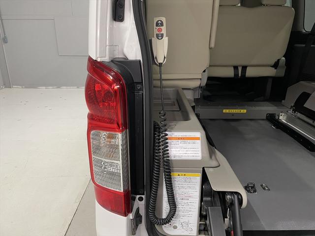 ＮＶ３５０キャラバンバン 　福祉車両・電動リフター・１台積・１０人乗・ディーゼル・４ＷＤ・Ｃ仕様・左オートステップ・アシストグリップ・ＰＶガラス・キーレス・ラジオ・車イス収納スペース・左側スライドドアイージークローザー・キーレス（15枚目）