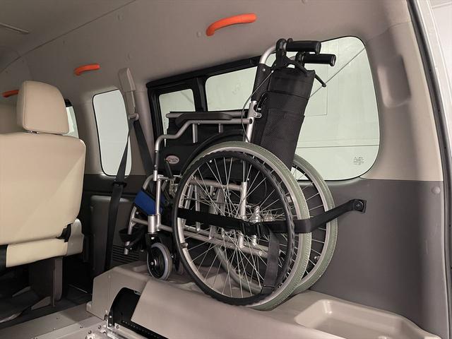 ＮＶ３５０キャラバンバン 　福祉車両・電動リフター・１台積・１０人乗・ディーゼル・４ＷＤ・Ｃ仕様・左オートステップ・アシストグリップ・ＰＶガラス・キーレス・ラジオ・車イス収納スペース・左側スライドドアイージークローザー・キーレス（36枚目）