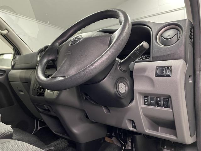 ＮＶ３５０キャラバンバン 　福祉車両・電動リフター・１台積・１０人乗・ディーゼル・４ＷＤ・Ｃ仕様・左オートステップ・アシストグリップ・ＰＶガラス・キーレス・ラジオ・車イス収納スペース・左側スライドドアイージークローザー・キーレス（39枚目）