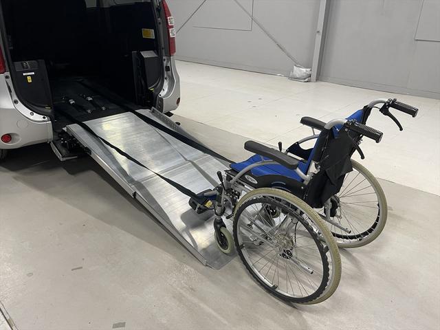 ���ԃC�X�E�X�g���b�`���[�͎ԗ��ɂ͕t���Ă��܂���B