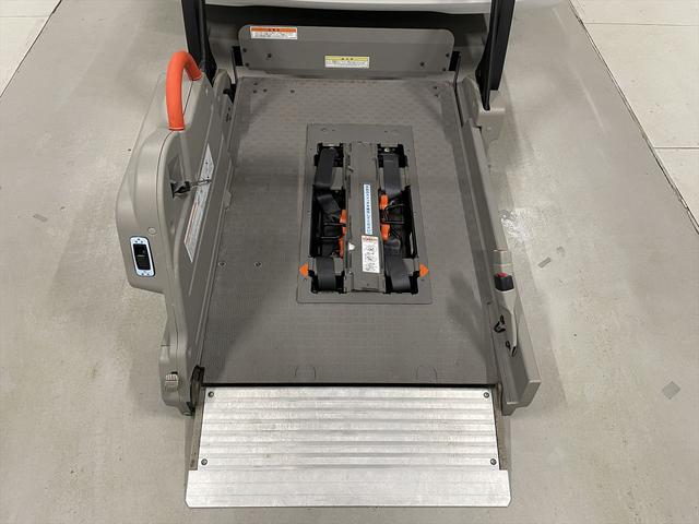 ＮＶ３５０キャラバンバン 　福祉車両・電動リフター・２台積１０人乗・走行６０千Ｋ・エマージェンシーブレーキ・左オートステップ・天窓付・アシストグリップ・ＰＶガラス・ラジオ・電動車イス固定装置２台・点滴フック・車イス収納スペース（3枚目）