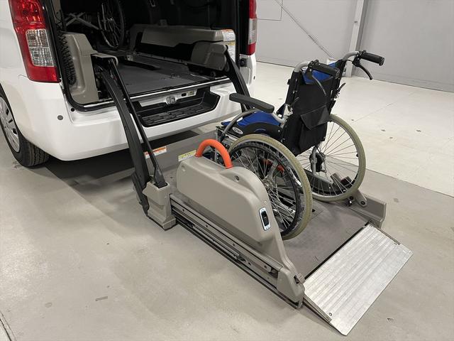 ＮＶ３５０キャラバンバン 　福祉車両・電動リフター・２台積１０人乗・走行６０千Ｋ・エマージェンシーブレーキ・左オートステップ・天窓付・アシストグリップ・ＰＶガラス・ラジオ・電動車イス固定装置２台・点滴フック・車イス収納スペース（5枚目）
