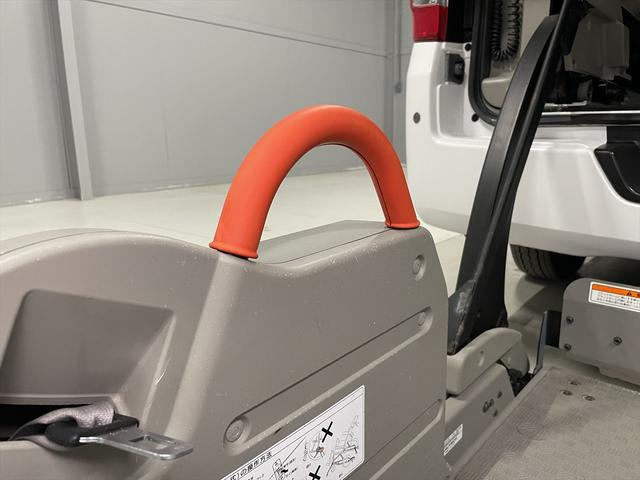 ＮＶ３５０キャラバンバン 　福祉車両・電動リフター・２台積１０人乗・走行６０千Ｋ・エマージェンシーブレーキ・左オートステップ・天窓付・アシストグリップ・ＰＶガラス・ラジオ・電動車イス固定装置２台・点滴フック・車イス収納スペース（7枚目）