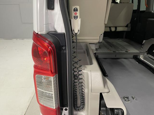 ＮＶ３５０キャラバンバン 　福祉車両・電動リフター・２台積１０人乗・走行６０千Ｋ・エマージェンシーブレーキ・左オートステップ・天窓付・アシストグリップ・ＰＶガラス・ラジオ・電動車イス固定装置２台・点滴フック・車イス収納スペース（15枚目）