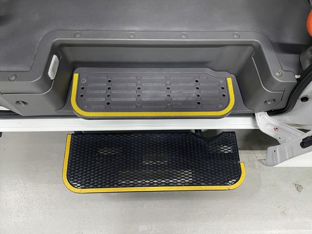 ＮＶ３５０キャラバンバン 　福祉車両・電動リフター・２台積１０人乗・走行６０千Ｋ・エマージェンシーブレーキ・左オートステップ・天窓付・アシストグリップ・ＰＶガラス・ラジオ・電動車イス固定装置２台・点滴フック・車イス収納スペース（17枚目）