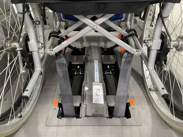 ＮＶ３５０キャラバンバン 　福祉車両・電動リフター・２台積１０人乗・走行６０千Ｋ・エマージェンシーブレーキ・左オートステップ・天窓付・アシストグリップ・ＰＶガラス・ラジオ・電動車イス固定装置２台・点滴フック・車イス収納スペース（19枚目）