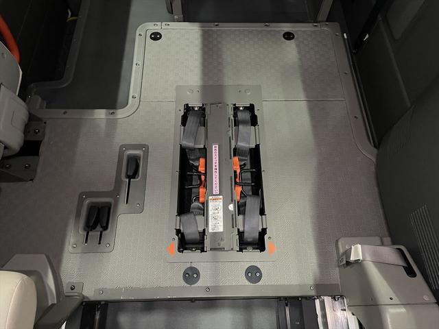 ＮＶ３５０キャラバンバン 　福祉車両・電動リフター・２台積１０人乗・走行６０千Ｋ・エマージェンシーブレーキ・左オートステップ・天窓付・アシストグリップ・ＰＶガラス・ラジオ・電動車イス固定装置２台・点滴フック・車イス収納スペース（21枚目）