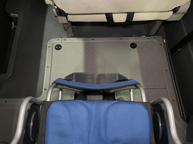 ＮＶ３５０キャラバンバン 　福祉車両・電動リフター・２台積１０人乗・走行６０千Ｋ・エマージェンシーブレーキ・左オートステップ・天窓付・アシストグリップ・ＰＶガラス・ラジオ・電動車イス固定装置２台・点滴フック・車イス収納スペース（23枚目）