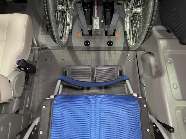 ＮＶ３５０キャラバンバン 　福祉車両・電動リフター・２台積１０人乗・走行６０千Ｋ・エマージェンシーブレーキ・左オートステップ・天窓付・アシストグリップ・ＰＶガラス・ラジオ・電動車イス固定装置２台・点滴フック・車イス収納スペース（25枚目）