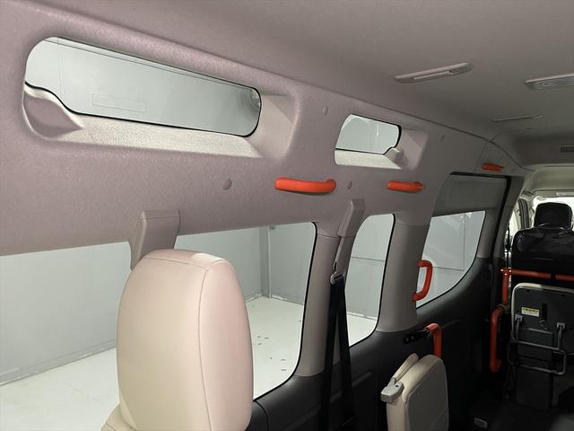 ＮＶ３５０キャラバンバン 　福祉車両・電動リフター・２台積１０人乗・走行６０千Ｋ・エマージェンシーブレーキ・左オートステップ・天窓付・アシストグリップ・ＰＶガラス・ラジオ・電動車イス固定装置２台・点滴フック・車イス収納スペース（29枚目）