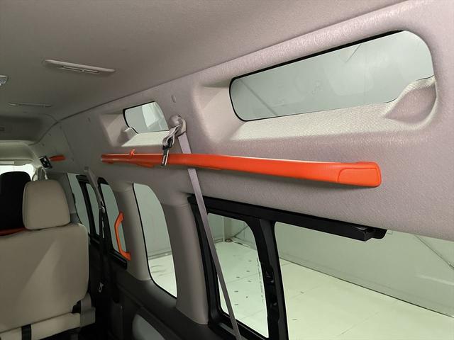 ＮＶ３５０キャラバンバン 　福祉車両・電動リフター・２台積１０人乗・走行６０千Ｋ・エマージェンシーブレーキ・左オートステップ・天窓付・アシストグリップ・ＰＶガラス・ラジオ・電動車イス固定装置２台・点滴フック・車イス収納スペース（30枚目）