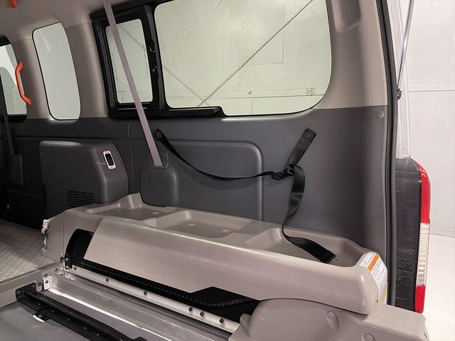 ＮＶ３５０キャラバンバン 　福祉車両・電動リフター・２台積１０人乗・走行６０千Ｋ・エマージェンシーブレーキ・左オートステップ・天窓付・アシストグリップ・ＰＶガラス・ラジオ・電動車イス固定装置２台・点滴フック・車イス収納スペース（31枚目）