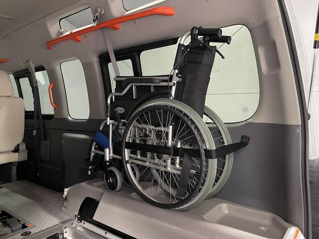 ＮＶ３５０キャラバンバン 　福祉車両・電動リフター・２台積１０人乗・走行６０千Ｋ・エマージェンシーブレーキ・左オートステップ・天窓付・アシストグリップ・ＰＶガラス・ラジオ・電動車イス固定装置２台・点滴フック・車イス収納スペース（32枚目）