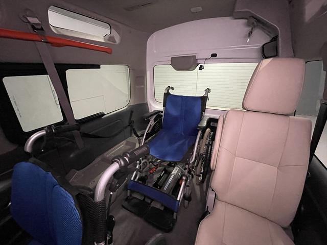 ＮＶ３５０キャラバンバン 　福祉車両・電動リフター・２台積１０人乗・走行６０千Ｋ・エマージェンシーブレーキ・左オートステップ・天窓付・アシストグリップ・ＰＶガラス・ラジオ・電動車イス固定装置２台・点滴フック・車イス収納スペース（33枚目）