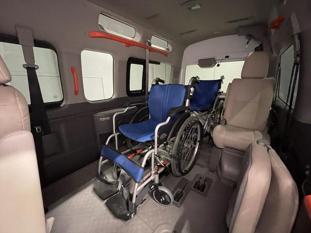 ＮＶ３５０キャラバンバン 　福祉車両・電動リフター・２台積１０人乗・走行６０千Ｋ・エマージェンシーブレーキ・左オートステップ・天窓付・アシストグリップ・ＰＶガラス・ラジオ・電動車イス固定装置２台・点滴フック・車イス収納スペース（34枚目）