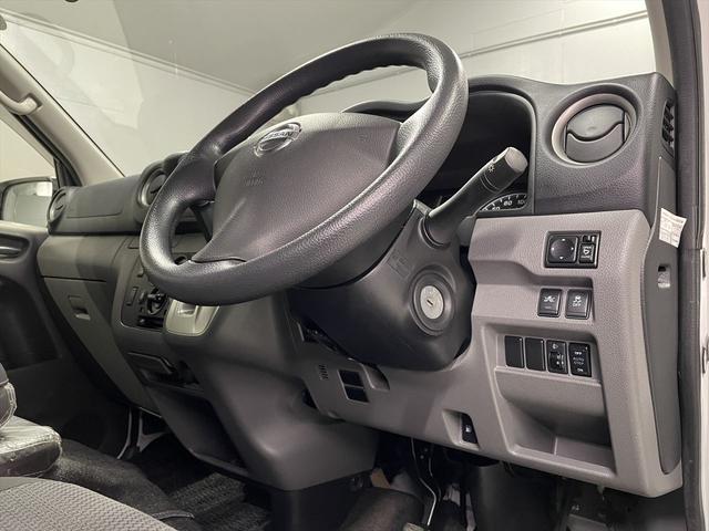 ＮＶ３５０キャラバンバン 　福祉車両・電動リフター・２台積１０人乗・走行６０千Ｋ・エマージェンシーブレーキ・左オートステップ・天窓付・アシストグリップ・ＰＶガラス・ラジオ・電動車イス固定装置２台・点滴フック・車イス収納スペース（41枚目）