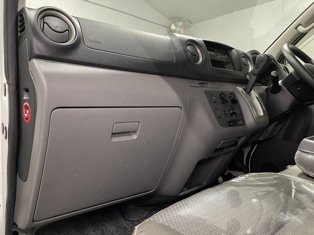 ＮＶ３５０キャラバンバン 　福祉車両・電動リフター・２台積１０人乗・走行６０千Ｋ・エマージェンシーブレーキ・左オートステップ・天窓付・アシストグリップ・ＰＶガラス・ラジオ・電動車イス固定装置２台・点滴フック・車イス収納スペース（42枚目）