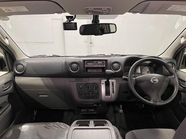 ＮＶ３５０キャラバンバン 　福祉車両・電動リフター・２台積１０人乗・走行６０千Ｋ・エマージェンシーブレーキ・左オートステップ・天窓付・アシストグリップ・ＰＶガラス・ラジオ・電動車イス固定装置２台・点滴フック・車イス収納スペース（43枚目）