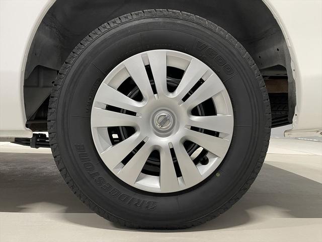 ＮＶ３５０キャラバンバン 　福祉車両・電動リフター・２台積１０人乗・走行６０千Ｋ・エマージェンシーブレーキ・左オートステップ・天窓付・アシストグリップ・ＰＶガラス・ラジオ・電動車イス固定装置２台・点滴フック・車イス収納スペース（60枚目）