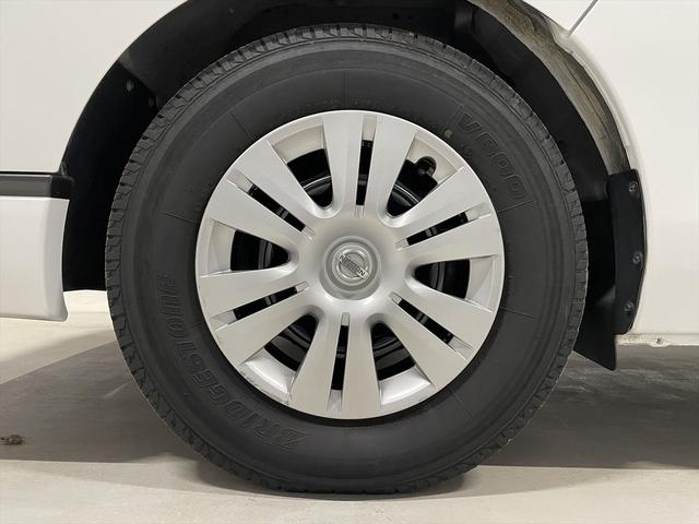 ＮＶ３５０キャラバンバン 　福祉車両・電動リフター・２台積１０人乗・走行６０千Ｋ・エマージェンシーブレーキ・左オートステップ・天窓付・アシストグリップ・ＰＶガラス・ラジオ・電動車イス固定装置２台・点滴フック・車イス収納スペース（61枚目）