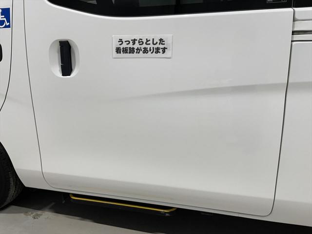 ＮＶ３５０キャラバンバン 　福祉車両・電動リフター・２台積１０人乗・走行６０千Ｋ・エマージェンシーブレーキ・左オートステップ・天窓付・アシストグリップ・ＰＶガラス・ラジオ・電動車イス固定装置２台・点滴フック・車イス収納スペース（70枚目）