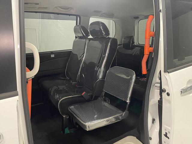 セレナ 　福祉車両・送迎仕様車・８人乗・走行８３千Ｋ・左オートステップ・アシストグリップ・左右スライドドア・キーレス・電格ミラー・ディスプレイオーディオ・禁煙車・ＰＶガラス・リヤクーラー・オートライト・車両取説（7枚目）