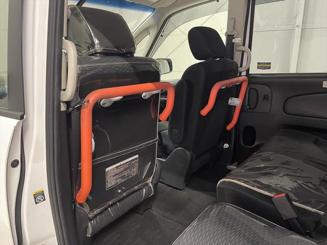 セレナ 　福祉車両・送迎仕様車・８人乗・走行８３千Ｋ・左オートステップ・アシストグリップ・左右スライドドア・キーレス・電格ミラー・ディスプレイオーディオ・禁煙車・ＰＶガラス・リヤクーラー・オートライト・車両取説（9枚目）