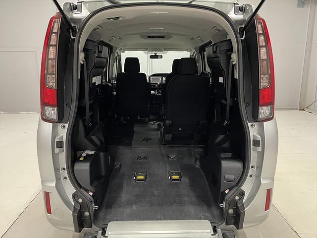 ノア 　福祉車両・手動スロープ・１台積・７人乗・走行３３千Ｋ・タイプ１・リクライニング車いす乗車カノウ・ＴＶ・ナビ・Ｂモニター・ワンオーナー・左電動スライドドア・キーレス・ニールダウン・車椅子後退防止ベルト（3枚目）