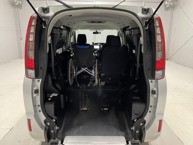 ノア 　福祉車両・手動スロープ・１台積・７人乗・走行３３千Ｋ・タイプ１・リクライニング車いす乗車カノウ・ＴＶ・ナビ・Ｂモニター・ワンオーナー・左電動スライドドア・キーレス・ニールダウン・車椅子後退防止ベルト（5枚目）