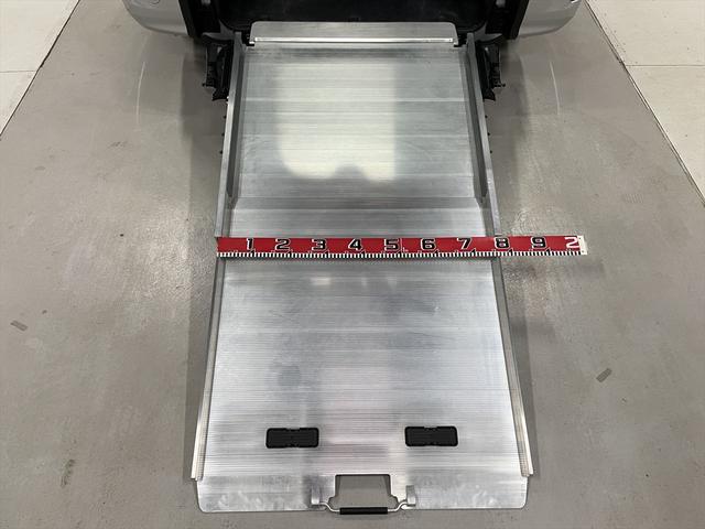 ノア 　福祉車両・手動スロープ・１台積・７人乗・走行３３千Ｋ・タイプ１・リクライニング車いす乗車カノウ・ＴＶ・ナビ・Ｂモニター・ワンオーナー・左電動スライドドア・キーレス・ニールダウン・車椅子後退防止ベルト（7枚目）