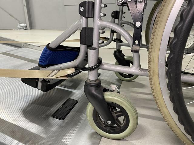 ノア 　福祉車両・手動スロープ・１台積・７人乗・走行３３千Ｋ・タイプ１・リクライニング車いす乗車カノウ・ＴＶ・ナビ・Ｂモニター・ワンオーナー・左電動スライドドア・キーレス・ニールダウン・車椅子後退防止ベルト（11枚目）