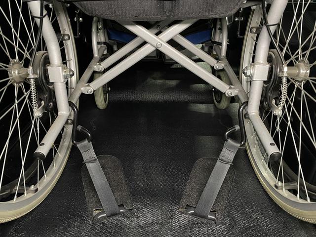 ノア 　福祉車両・手動スロープ・１台積・７人乗・走行３３千Ｋ・タイプ１・リクライニング車いす乗車カノウ・ＴＶ・ナビ・Ｂモニター・ワンオーナー・左電動スライドドア・キーレス・ニールダウン・車椅子後退防止ベルト（15枚目）