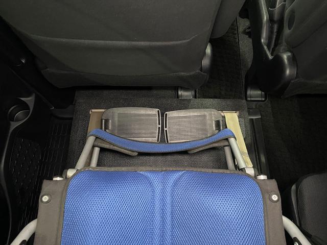 ノア 　福祉車両・手動スロープ・１台積・７人乗・走行３３千Ｋ・タイプ１・リクライニング車いす乗車カノウ・ＴＶ・ナビ・Ｂモニター・ワンオーナー・左電動スライドドア・キーレス・ニールダウン・車椅子後退防止ベルト（17枚目）